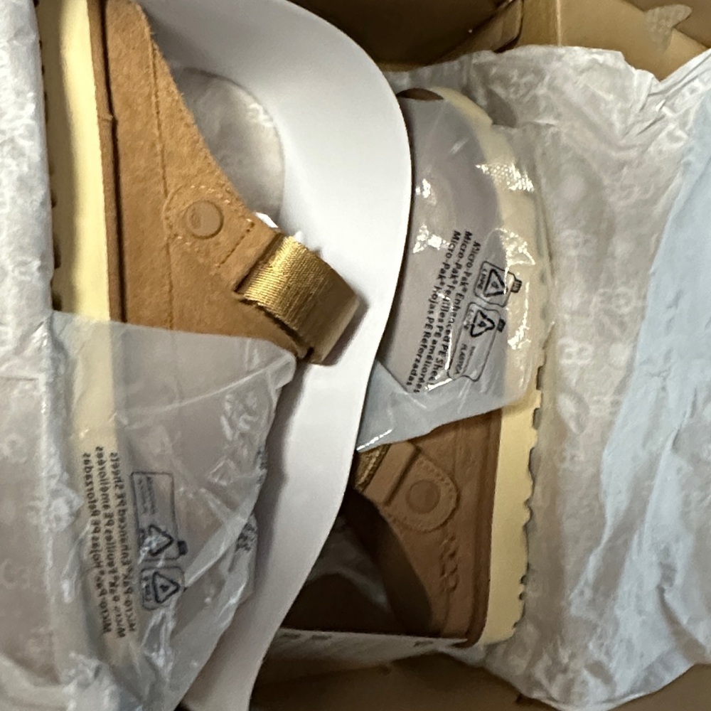 UGG Goldenstar Clog NWT - Picture 6 of 7